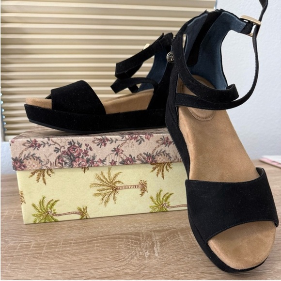 New Giani Bernini Platform Sandals - Picture 2 of 4